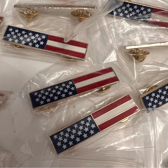 🆕 Bulk Set of 22 Individually Packaged American Flag Pins  🇺🇸 - Picture 3 of 8